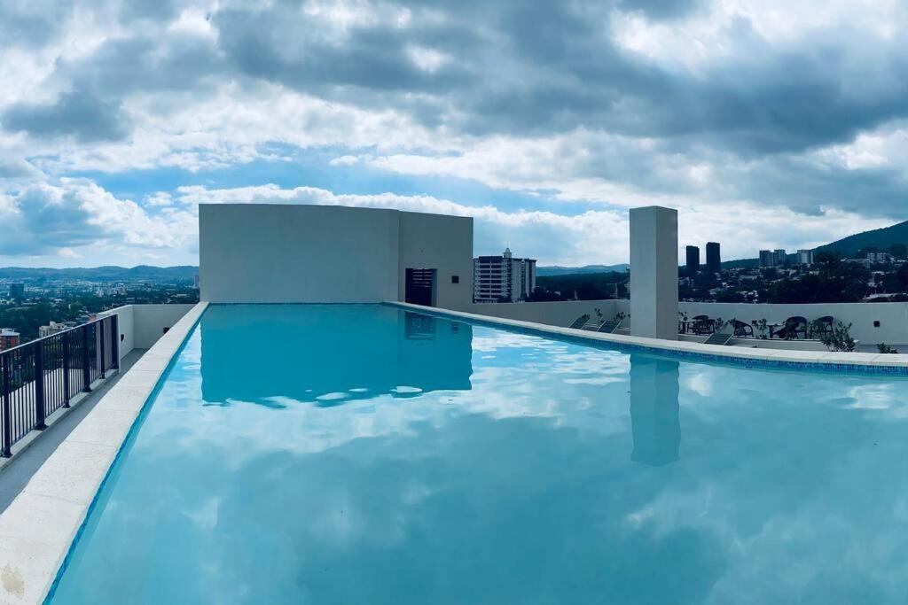 Entire Beautiful Condo With Rooftop Pool And Gym San Salvador Ngoại thất bức ảnh
